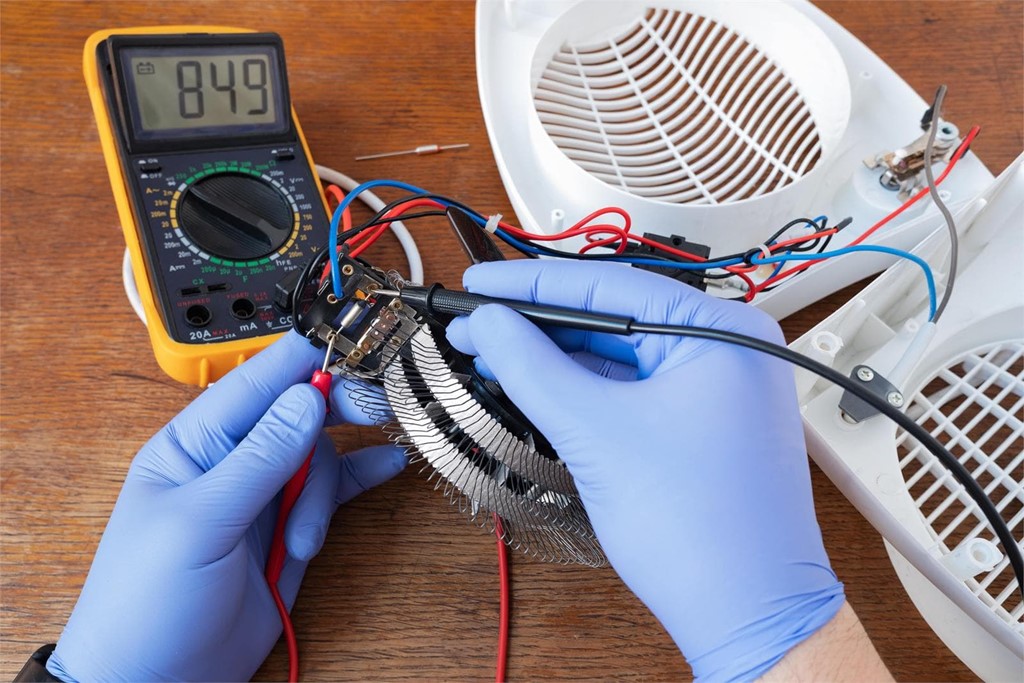 ¿Se recomienda reparar un electrodoméstico pequeño?