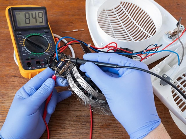 ¿Se recomienda reparar un electrodoméstico pequeño?